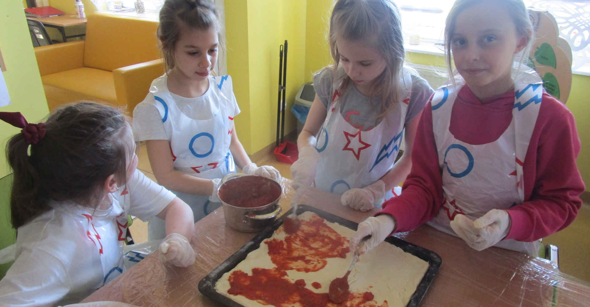 Dzieci podczas robienia pizzy